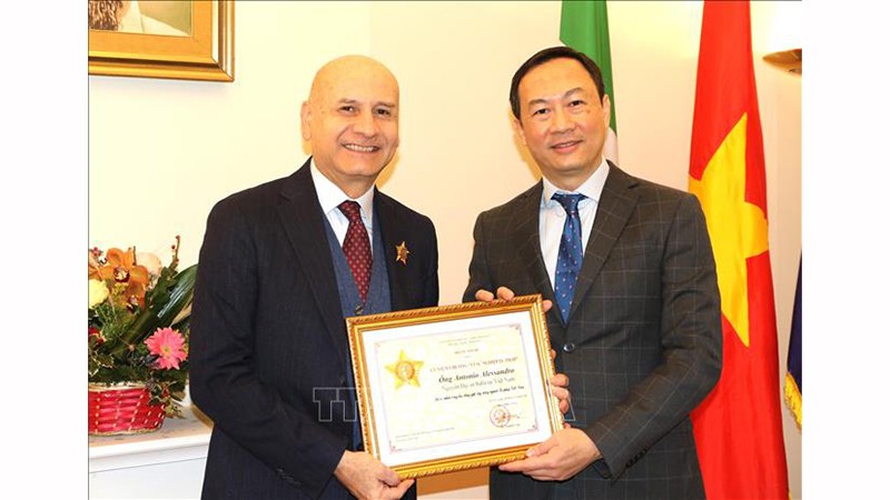 Вручение памятной медали «За дело юстиции» бывшему послу Италии во Вьетнаме