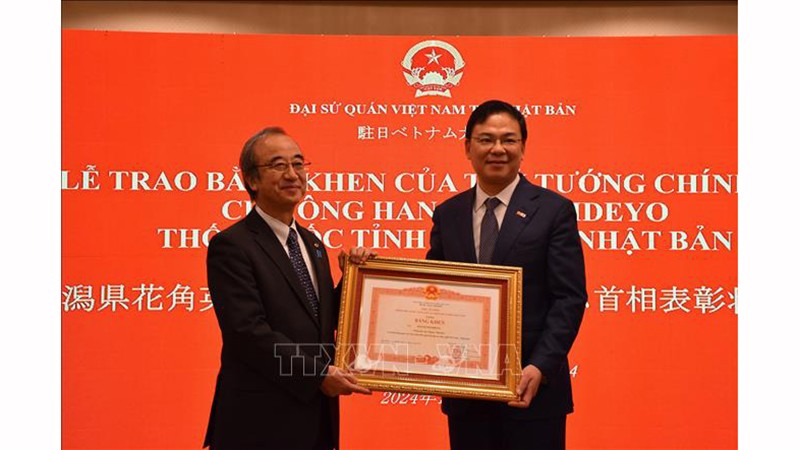 Вручение похвальной грамоты Премьер-министра губернатору японской префектуры Ниигата