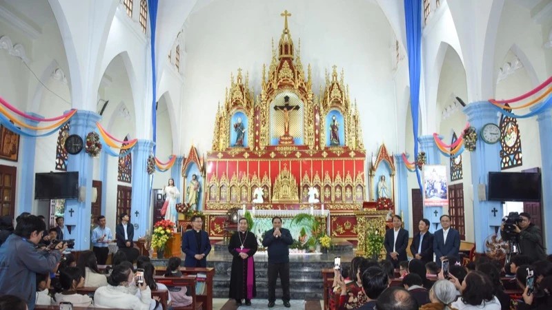 Премьер-министр Фам Минь Тинь посетил приход Лаокай и поздравил его священослужащих, монахов и католиков с Рождеством