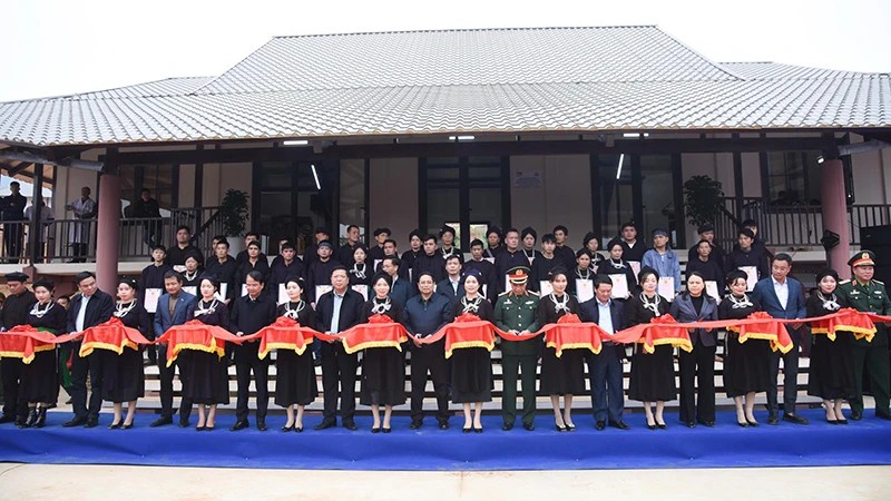 Премьер-министр принял участие в церемонии открытии районов расселения в деревнях провинции Лаокай, пострадавших от тайфуна