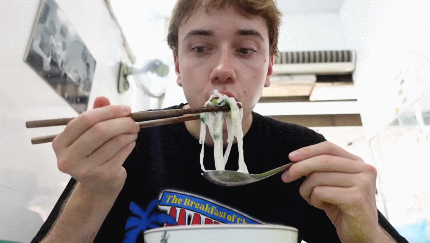 Американский YouTuber в восторге от фо и кухни Ханоя