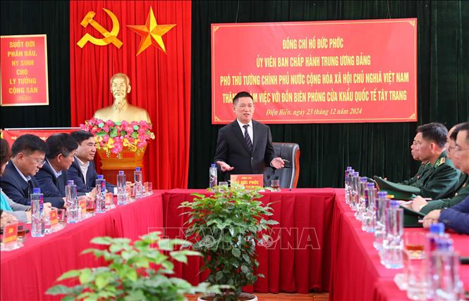 Вице-премьер Вьетнама Хо Дык Фок посетил пограничную заставу международного КПП Тэйчанг