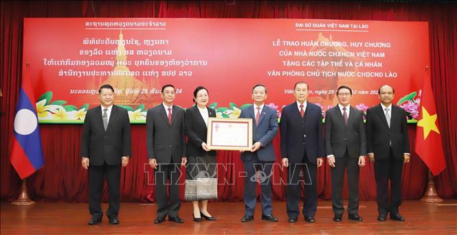 Вручение медалей и орденов Государства Вьетнам коллективам и отдельным лицам Канцелярии президента Лаоса