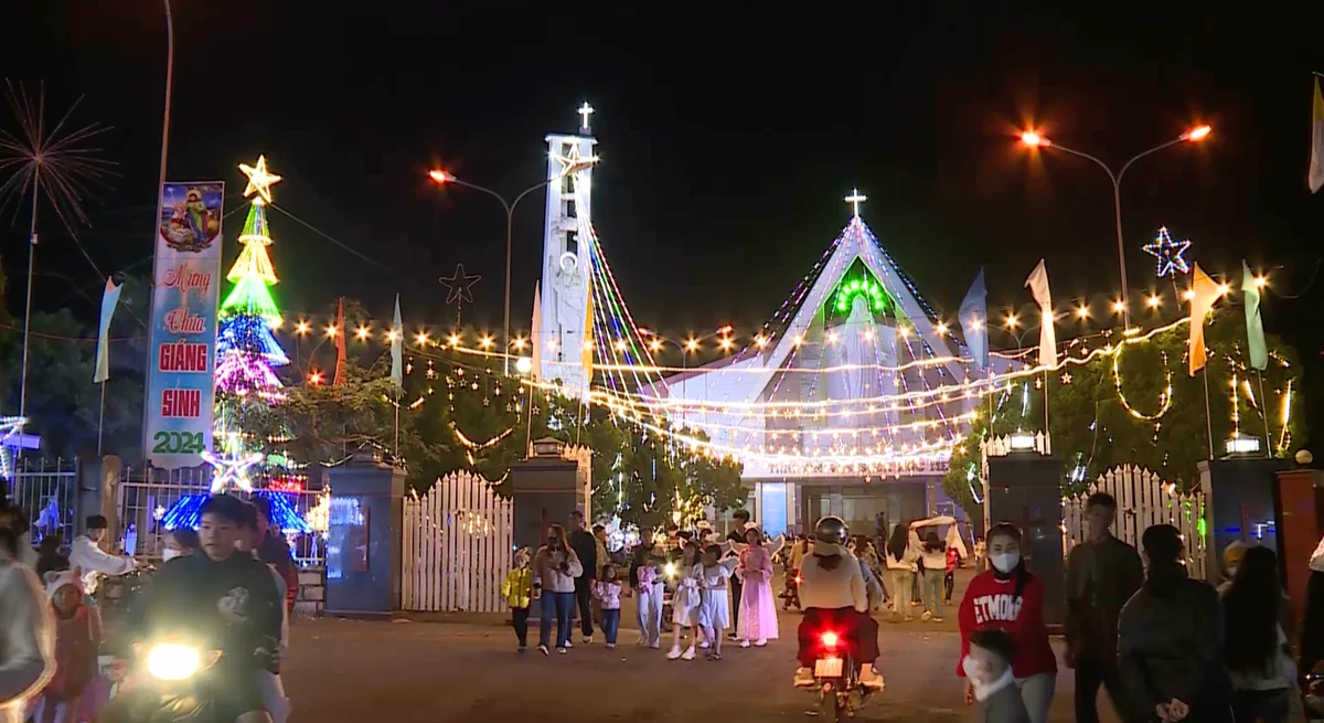 Представители народности Эдэ празднуют Рождество