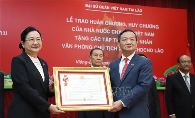 Награждение медалями Вьетнама коллективам и отдельным лицам Канцелярии Президента Лаоса
