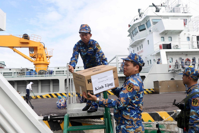 Делегация направилась в Чыонгша, чтобы привезти войскам и жителям новогодние подарки