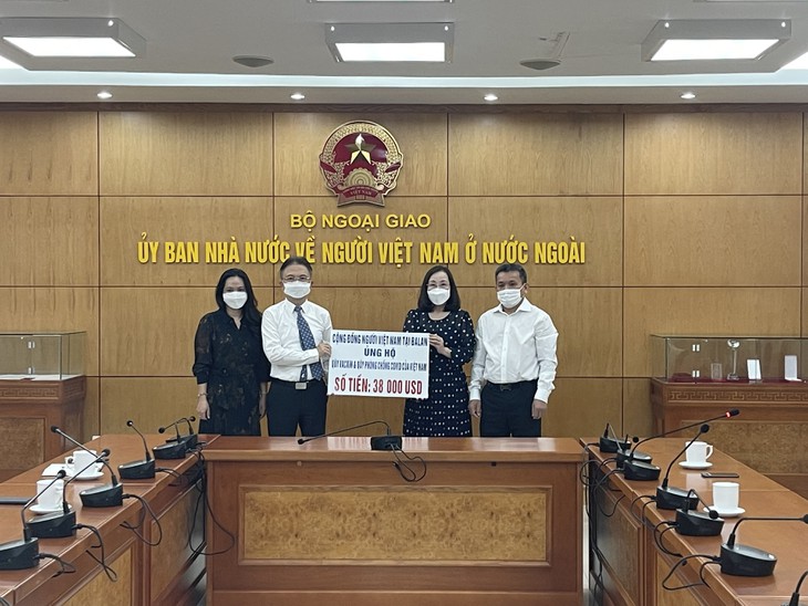 Vietnamitas en Polonia contribuyen al Fondo de Vacunas de su país contra el Covid-19