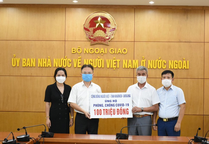 La Asociación Vietnamita en la provincia ucraniana de Járkov dona al Fondo Nacional de Vacunas anti-coronavirus