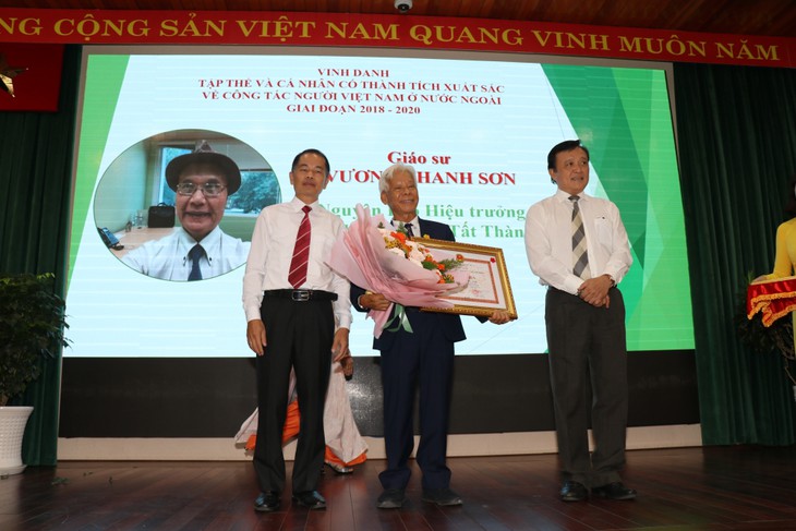 Ciudad Ho Chi Minh reconoce los aportes de compatriotas al desarrollo municipal
