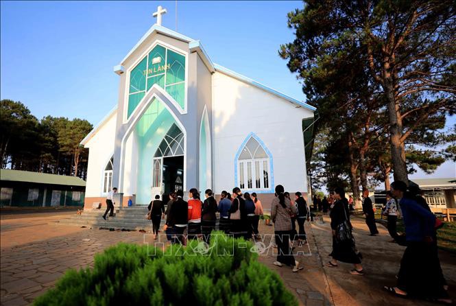 Visitar la iglesia evangélica de Plei Mo Nu