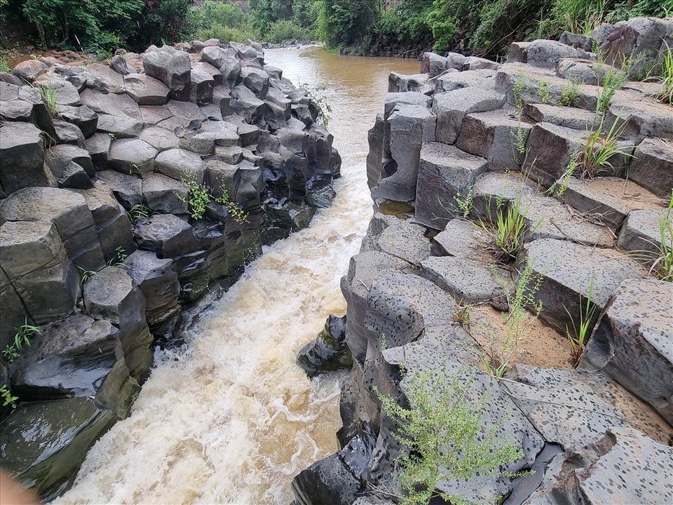 Descubierto un antiguo arroyo de piedra de más de 100 millones de años en Gia Lai