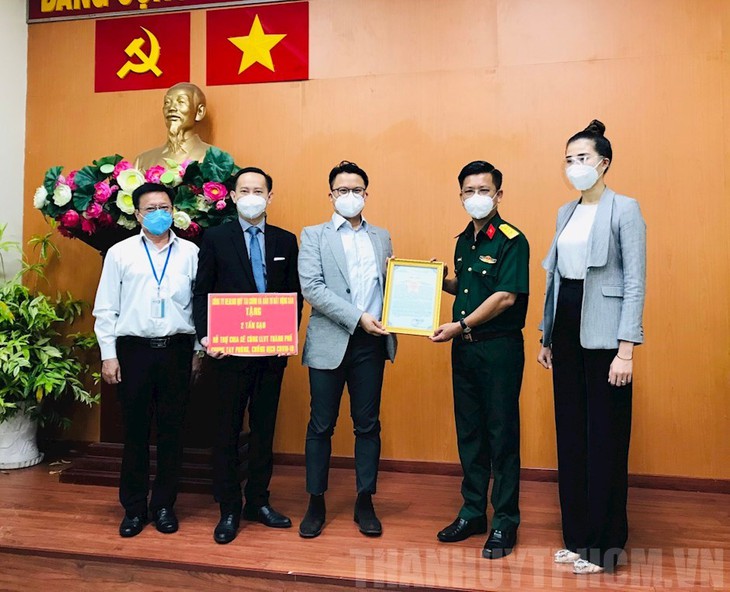 Vietnamitas en ultramar donaron ocho toneladas de arroz para apoyar a las fuerzas armadas y funcionarios de Ciudad Ho Chi Minh