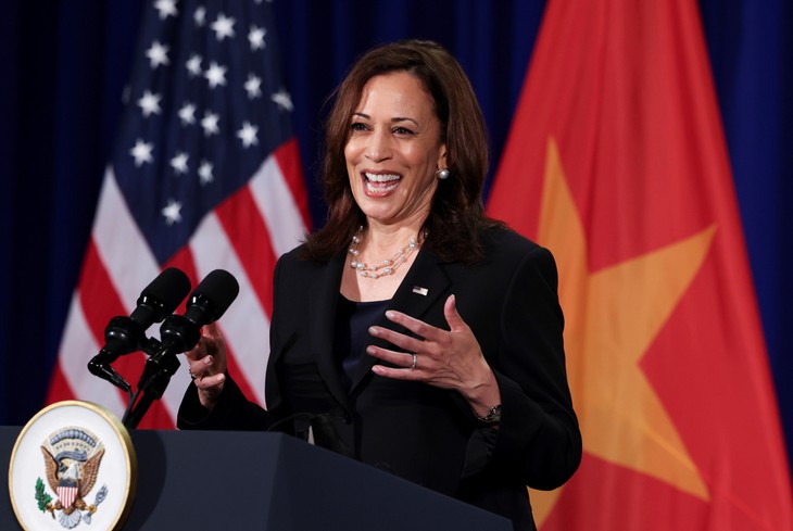 La prensa internacional cubre la visita a Vietnam de la vicepresidenta estadounidense Kamala Harris