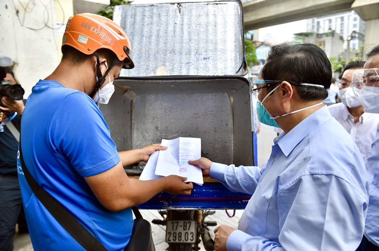 El Primer ministro Pham Minh Chinh inspecciona la prevención y el control de la COVID-19 en Hanói