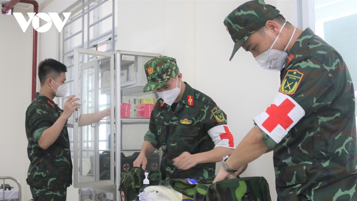 Los jóvenes soldados van a “hacer la compra” y apoyan el examen y tratamiento clínico en Ciudad Ho Chi Minh