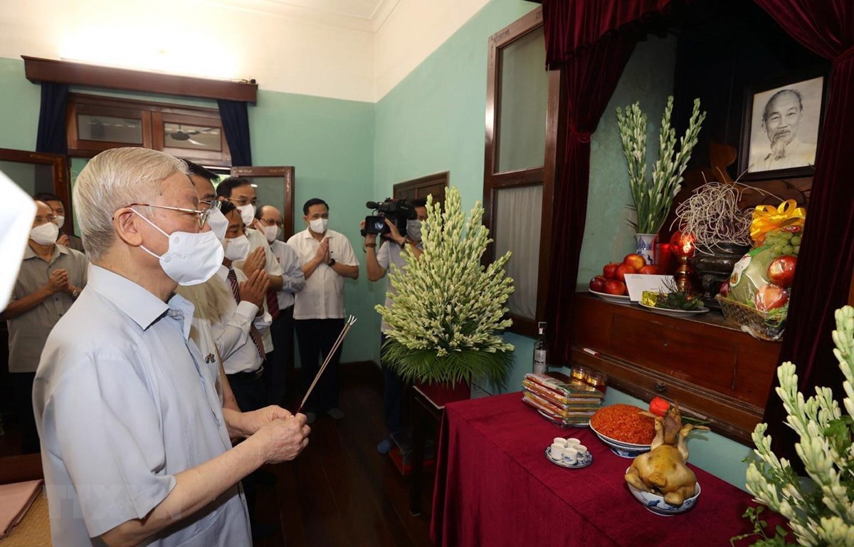 El secretario general del PCV homenajea al presidente Ho Chi Minh con motivo del Día Nacional