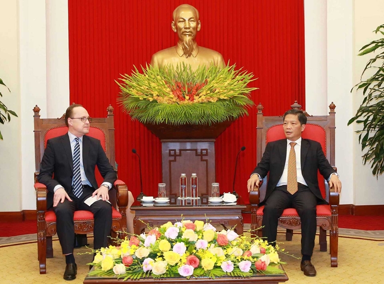 El jefe de la Comisión de Asuntos Económicos del Comité Central del PCV recibe al embajador de Rusia en Vietnam