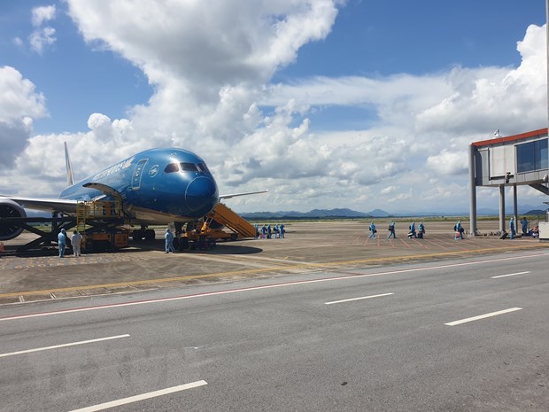 Vietnam recibe el primer vuelo internacional según el programa experimental de pasaporte de vacunación