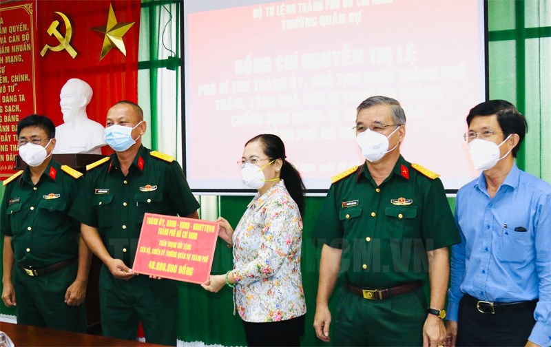 Autoridades de Ciudad Ho Chi Minh visitan a oficiales y soldados unidos a la lucha contra la COVID-19