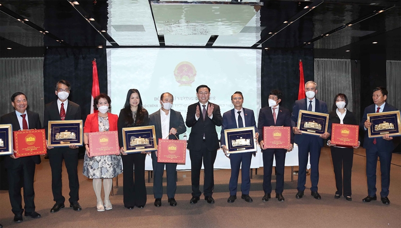 El presidente del Parlamento se reúne con las comunidades de vietnamitas en Europa