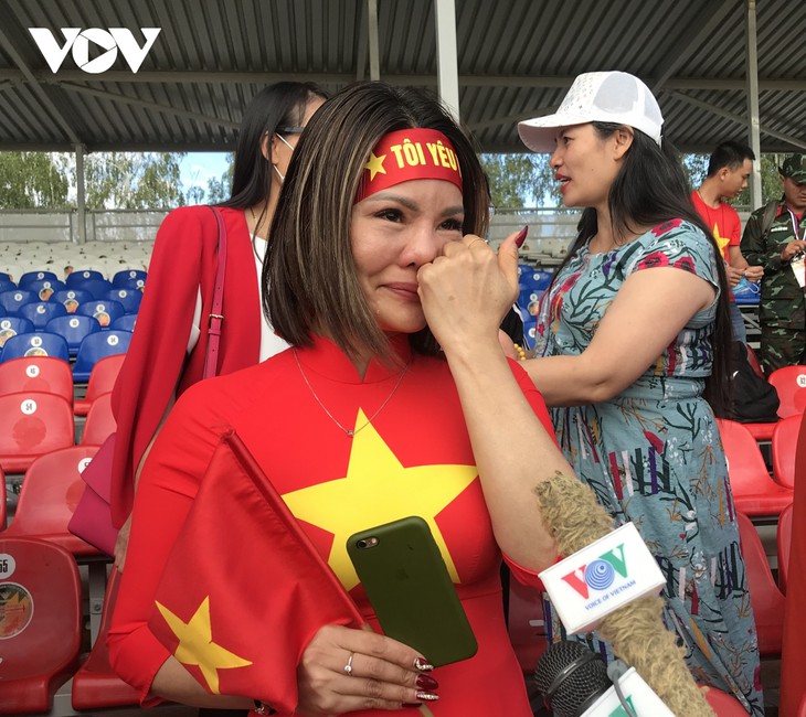 Una espectadora se echa a llorar al vitorear al equipo vietnamita de tanques en los Juegos Militares Internacionales Army Games 2021