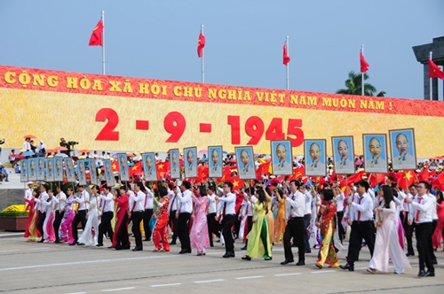 La formación del modelo del nuevo hombre socialista con conocimientos, moralidad, aptitud física, estilo de vida y estética cada vez más crecienteal servicio de la labor de construcción del socialismo
