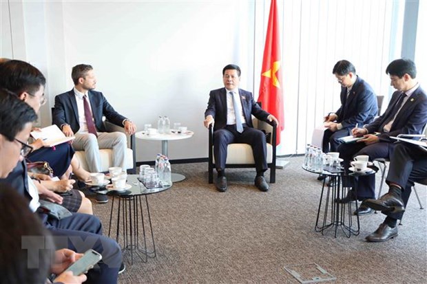 Vietnam estrecha relaciones con FESI y Nike