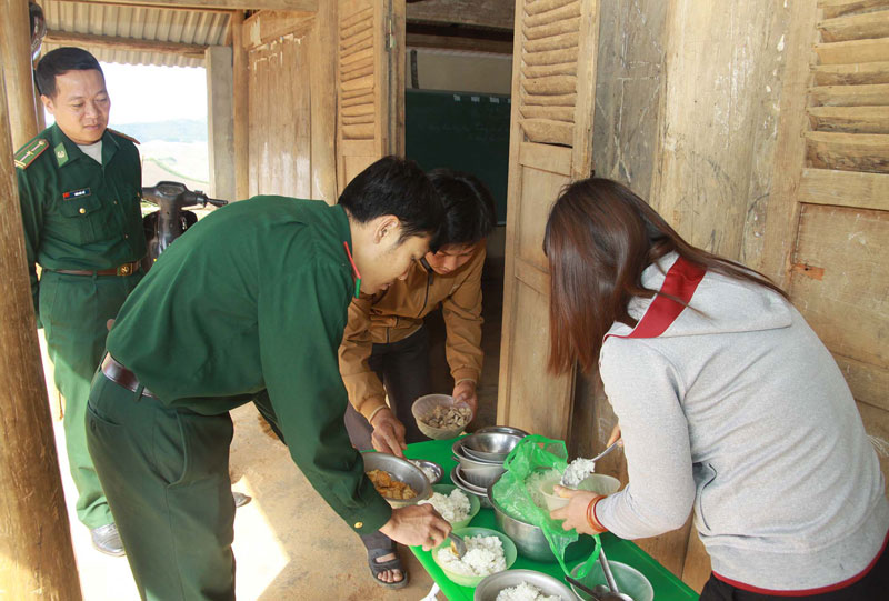 El estudio del ejemplo del tío Ho y los soldados de la guardia fronteriza