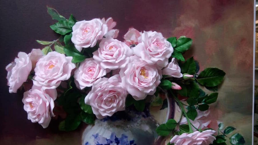 Una joven vietnamita crea pinturas 3D de flores de arcilla