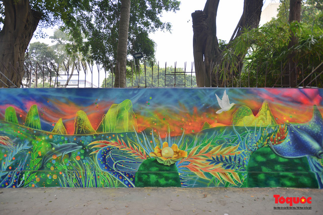 Artistas colombianos y vietnamitas pintan murales callejeros