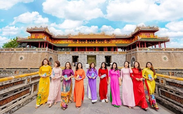Exposición en línea sobre el traje típico de las mujeres vietnamitas
