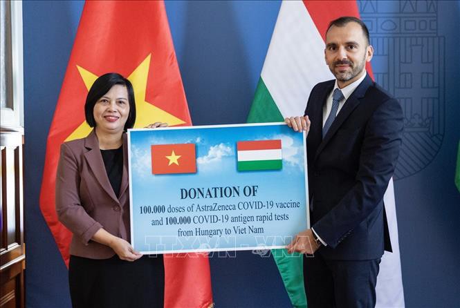 Vietnam recibe insumos médicos donados por Hungría e Italia para luchar contra la COVID-19