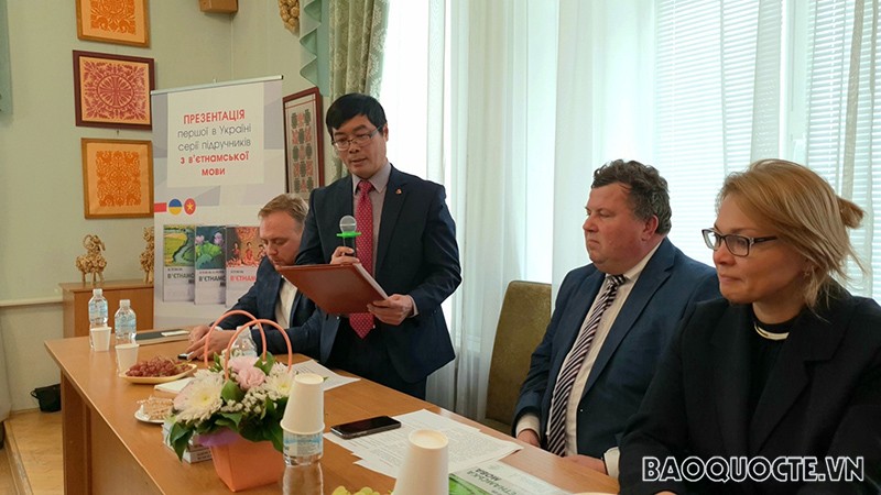 Presentación de los primeros libros de texto de enseñanza de vietnamita en Kiev