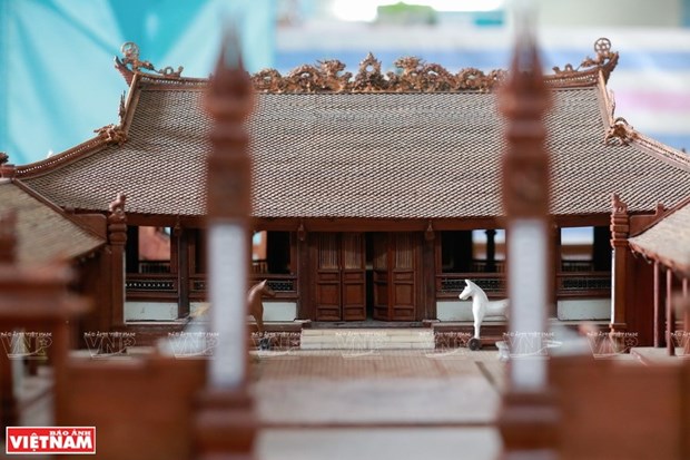 Modelo de la casa comunal de madera de caoba más pequeño de Vietnam