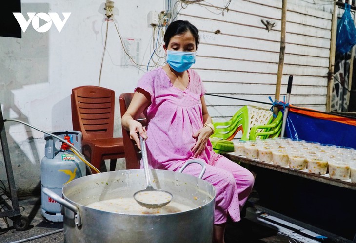 Gesto caritativo de Le Thi Ngoc Phuoc “Seguiré cocinando hasta que dé a luz”