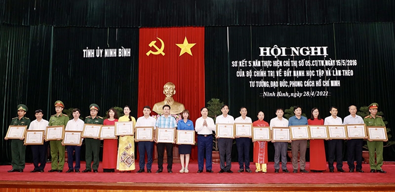 Ninh Binh Asociar la ejecución de la resolución del congreso del Partido al aprendizaje del ejemplo de Ho Chi Minh