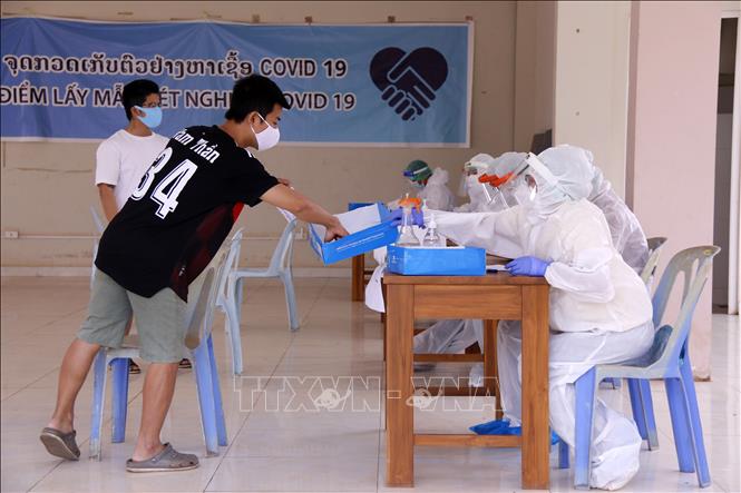 Los vietnamitas en Laos se ayudan mutuamente para superar la pandemia