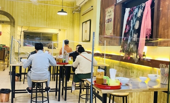 Hanói Autobuses y taxis vuelvan a funcionar y los restaurantes comienzan a servir en el lugar
