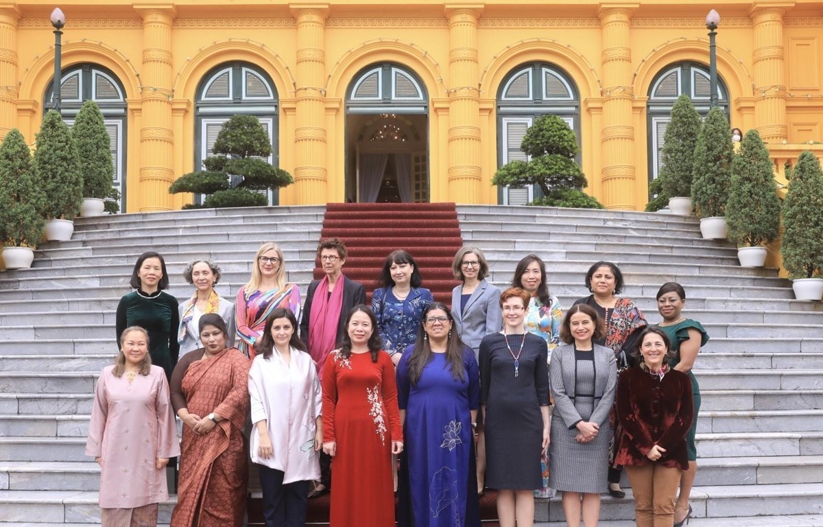 La vicepresidenta se reúne con embajadoras y encargadas de negocios de las misiones diplomáticas presentes en Vietnam