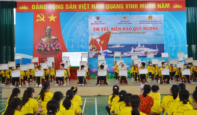 Los estudiantes de secundaria trabajan para conocer mejor el mar y las islas de Vietnam