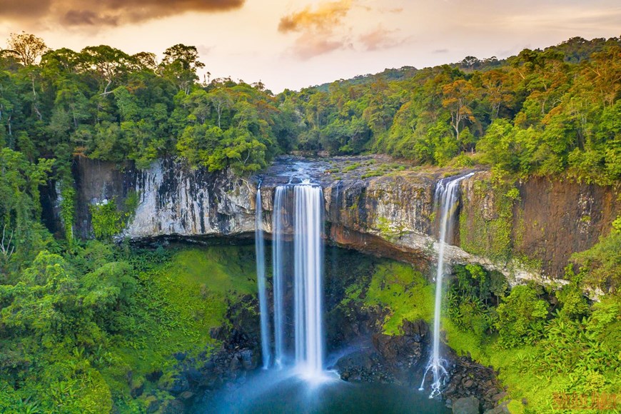 Majestuosa belleza de la cascada de Hang En