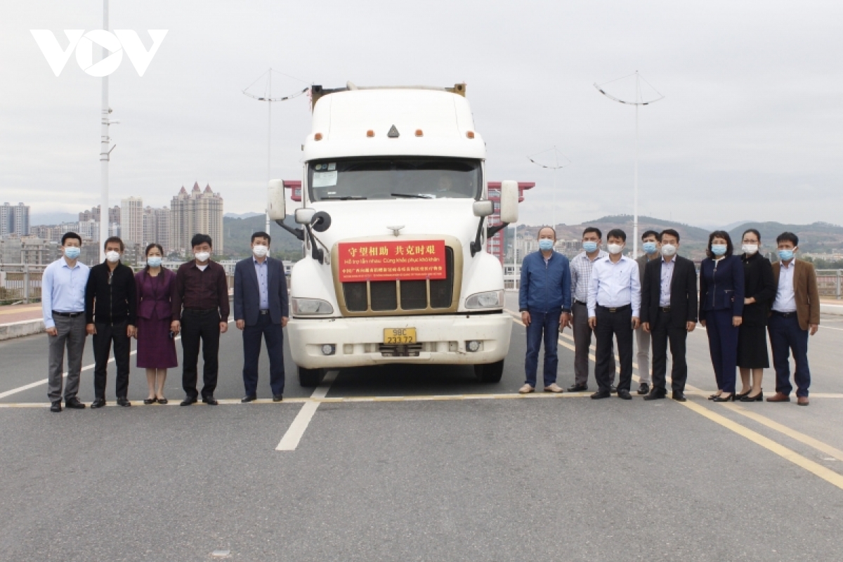 COVID-19 Quang Ninh recibe 800 000 dosis de la vacuna donadas por los Zhuangs de Guangxi