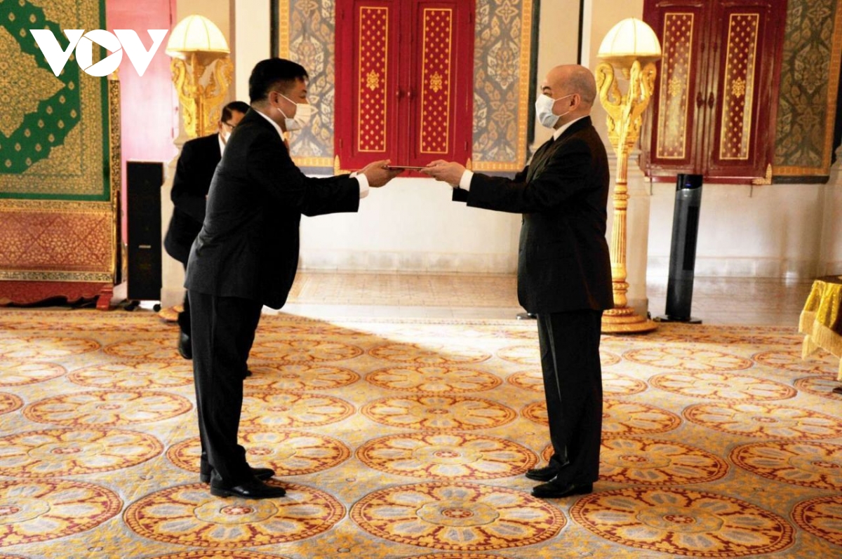 El Embajador de Vietnam presenta sus cartas credenciales al rey de Camboya