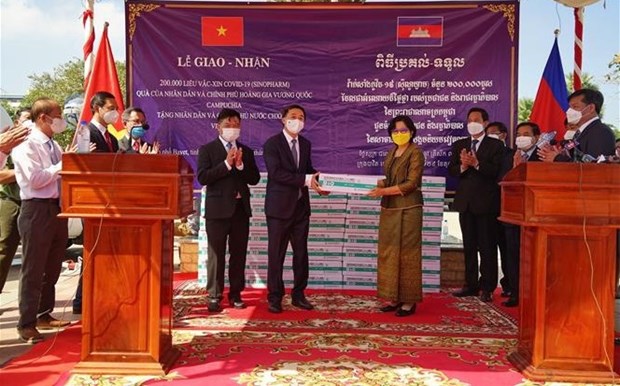 Recibidas doscientos mil dosis de vacuna contra la COVID-19 de Camboya