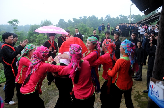 Divertida boda de la etnia Giay