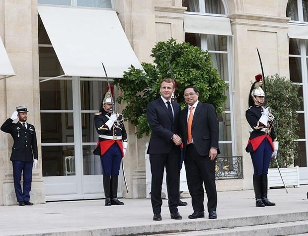 Primer ministro de Vietnam conversa con el presidente de Francia