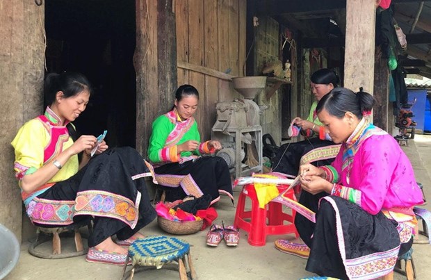 Los zapatos bordados del grupo étnico Xa Phang, reconocidos como patrimonio inmaterial nacional