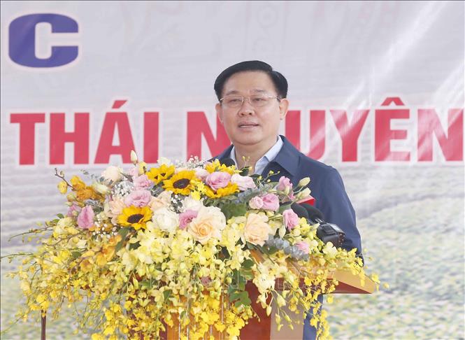 El presidente del Parlamento Vuong Dinh Hue celebra el Día de Unidad Nacional en Thai Nguyen