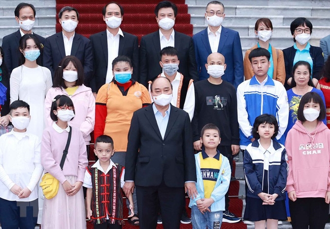 El jefe de Estado saluda a los niños participantes destacados del concurso de dibujo “Vi mot Viet Nam tat thang”