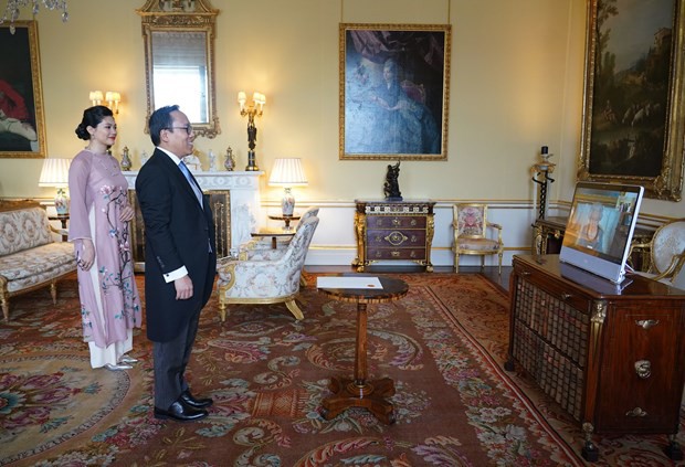 Presentación de cartas credenciales a la reina Isabel II